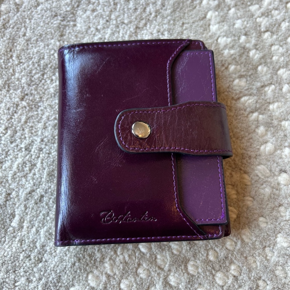 Bostonian women’s purple wallet